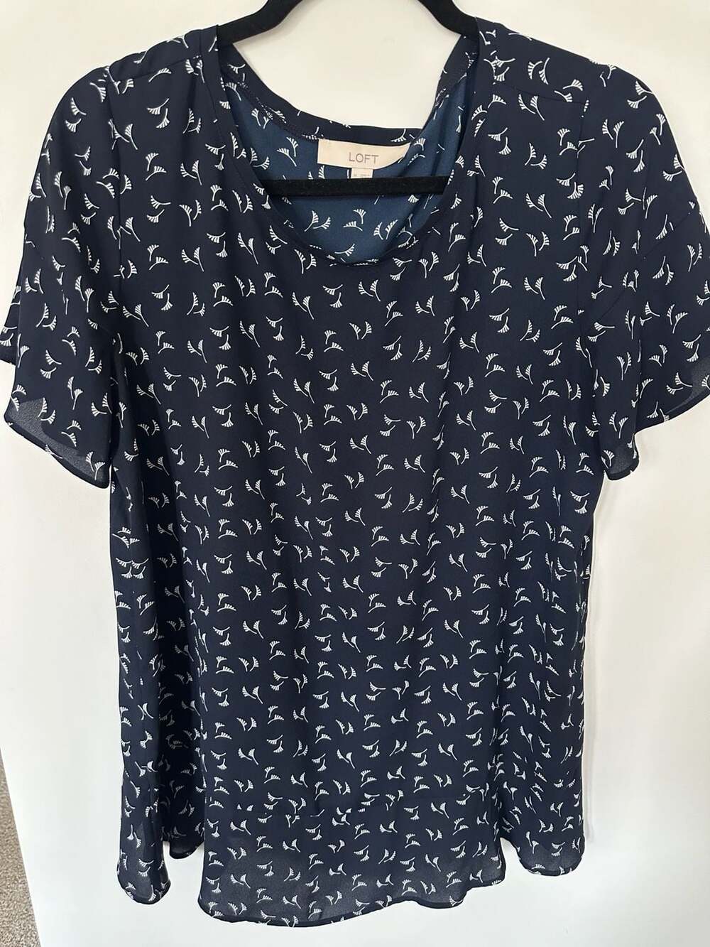 LOFT Navy Blue White Floral Leaf Print Flutter Sleeve Crossover Back Blouse Size